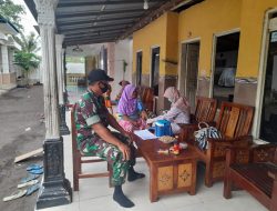 Kejar Target, Babinsa Lenteng Dampingi Nakes Lakukan Vaksinasi Door To Door