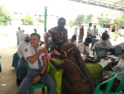 Babinsa Kawal Pelaksanaan Vaksinasi Covid -19 100 Pelajar SMAN ll Sumenep