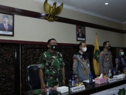 Kasdim 0827/Sumenep Hadiri Kegiatan Penyerahan Penghargaan Pencapaian Vaksin Dosis 1 Diatas 70% Kepada Kecamatan dan Desa