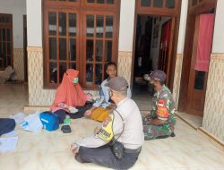 Babinsa Dampingi Vaksinator Saat Door To Door