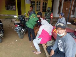Babinsa Pasongsongan Keliling Dusun-Dusun Lakukan Vaksinasi Door To Door
