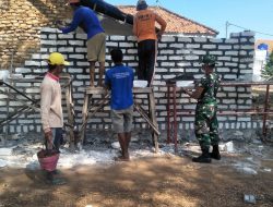 Wujud Sosial Babinsa Kalianget  Bantu Pesang Batubata dan Sosialisasikan Prokes