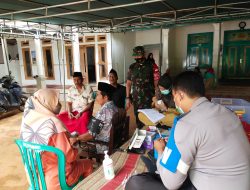 Babinsa Secara Dor To Dor Pendampingan Vaksinasi Kerumah Warga