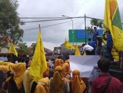 Ratusan Mahasiswa Kepung Kantor Dinas Pendidikan Sumenep