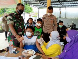 Babinsa Kalianget Beri Semangat Pada Anak Usia 6-11 Tahun Yang Akan Divaksin