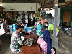 Babinsa Pragaan Kawal Vaksinasi Door To Door Menyasar Warung Kopi