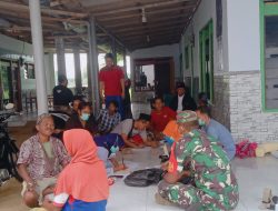 Vaksinasi Door to Door, Babinsa Guluk-Guluk Bersama Nakes Telusuri Ke Pelosok Desa Batuampar