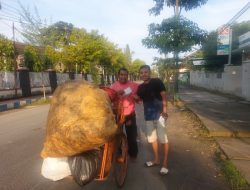 Jumat Legi, AWALS Sumenep Berbagi Pada Abang Becak