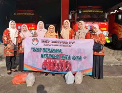 Dharma Wanita Pol-PP Sumenep Bagi Bungkusan Nasi di Jum’at Legi ke Masyarakat