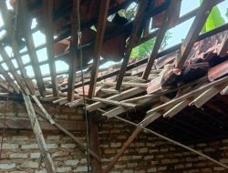 Petugas PLN “Abaikan” Seruan Pelanggan, Rumah Warga Miskin di Pragaan Ambruk