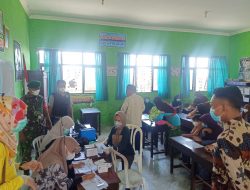 Dampingi Vaksinasi Anak Usia 6-11 Tahun, Babinsa Kalianget Sampaikan Pentingnya Vaksinasi