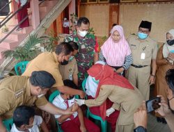 Babinsa Koramil 0827/05 Lenteng Terus Dampingi Nakes Vaksinasi Anak Usia 6-11 Tahun