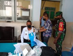 Pastikan Berjalan Aman, Babinsa Koramil 18 Kangean Dampingi Vaksinasi Terhadap Warga Binaan