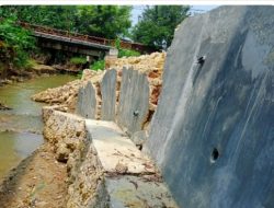 Seumur Jagung, Proyek TPT Tebing Sungai di Desa Aeng Panas Sudah “Hancur”