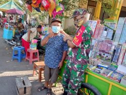 Babinsa Koramil Kota Imbau Pedagang dan Pembeli Takjil Taat Prokes