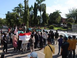 Tolak Kenaikan Harga BBM, Mahasiswa Demo Kantor DPRD