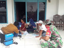 Babinsa Koramil Saronggi Lakukan Jemput Bola dan Door to Door Tingkatkan Vaksinasi