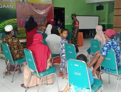 Dampingi Vaksinasi, Babinsa Koramil Pragaan : Upaya Ini Cegah Pandemi Gelombang ke Tiga