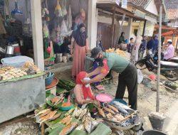Hari ke Sembilan Belas Ramadhan, Babinsa Koramil Ambunten Bagikan Ratusan Masker di Pasar