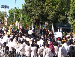 Aksi Mahasiswa di Sumenep Tak Ditemui Anggota DPRD Hingga Robohkan Pagar