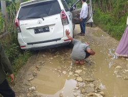 Kondisi Jalan Poros Desa di Arjasa Rusak Parah, Warga Mengeluh