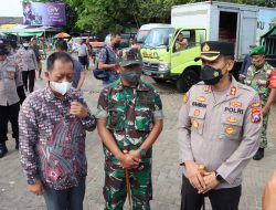 Pasang Banner Stabilkan Harga Minyak Goreng di Pasar, Tim Gabungan TNI-Polri Minta Pengusaha Toko Patuhi Anjuran Pemerintah