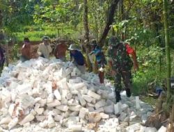 Ciptakan Kenyamanan Desa Binaan, Babinsa Bantu Warga Buat Tembusan Jalan