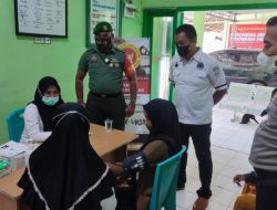 Babinsa Hadir di Puskesmas Bantu Kelancaran Pelaksanaan Vaksin Covid -19