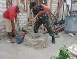 Babinsa Bantu Mengaduk Semen Bangun Rumah Warga