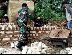 Bersama Rakyat, Babinsa 0827/10 Ambunten Bantu Renovasi Rumah Warga di Wilayah Binaan