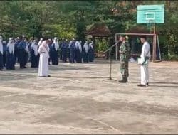 Tumbuhkan Rasa Cinta Tanah Air Sejak Dini, Babinsa Koramil 0827/04 Bluto Menjadi Pembina Upacara di Sekolah