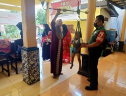 Tumbukan Kepedulian Kesehatan Balita, Babinsa Koramil 06 Saronggi Dampingi Bidan Desa Posyandu