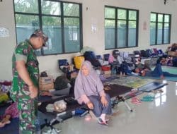 Pengecekan Calon Penumpang Kapal Tertunda Pemberangkatan, Babinsa Kalianget Imbau Agar Tetap Bersabar