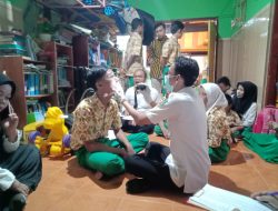 Babinsa dan Nakes PKM Pandian Masuk Sekolah Periksa Kesehatan Siswa-Siswi SDN Karangduak II
