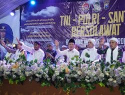 TNI-Polri-Santri Bersholawat Bersama Majelis Al Insyiroh dan Ribuan Masyarakat di Sumenep