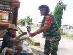Jumat Berkah, Koramil Kota Sumenep Berbagi Nasi Kotak Kepada Masyarakat