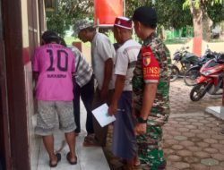 Babinsa Bantu Distribusikan Sembako Secara Massal Kepada Warga Terdampak Krisis Pangan di Masalembu