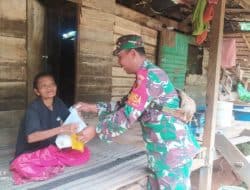 Door to Door Bagikan Sembako, Babinsa Harap Kebutuhan Warga Masalembu Terpenuhi
