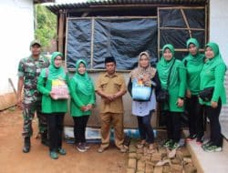 Blusukan ke Kampung, Persit Kodim Sumenep Bagikan Bingkisan ke Warga Tidak Mampu