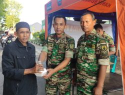 Kodim 0827/Sumenep Bagikan Takjil Gratis Ke Tukang Becak Hingga Pemulung