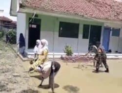 Banjir Surut, Babinsa Bantu Bersihkan Sisa Lumpur di SDI Ad-Dzikir Pragaan Laok