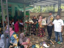 Babinsa Bantu Salurkan Beras Bansos 10 Kilogram Untuk 315 KPM di Gunung Kembar