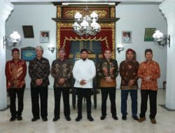 Pisah Sambut Ketua PN, Dandim Sumenep Berikan Cinderamata