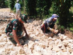 Batu Dasar Pengaspalan Jalan Terus Diperkuat Satgas TMMD Sumenep
