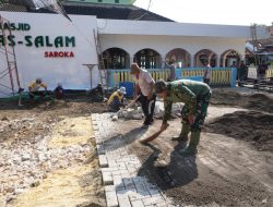 Satgas TMMD 116 Kodim 0827/Sumenep Lakukan Pengisian Antara Nat Paving Block di Halaman Masjid