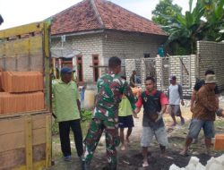 Anggota Satgas TMMD dan Warga Bahu Membahu Turunkan Genteng 