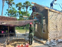 Bersama Warga, Satgas TMMD Lanjutkan Pekerjaan Plesteran Dinding Rumah Milik Munawi Penerima RTLH