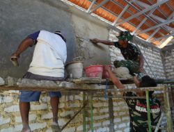 Warga dan TNI Kompak Plester Dinding Tembok RTLH di Tanjung