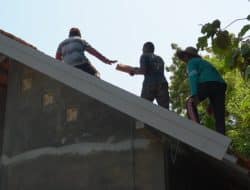 Satgas TMMD Mulai Pemasangan Genteng RTLH TMMD ke-116