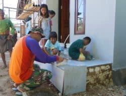 Anak-Anak di Desa Bantu Satgas TMMD Bersihkan Keramik, Ini Alasannya